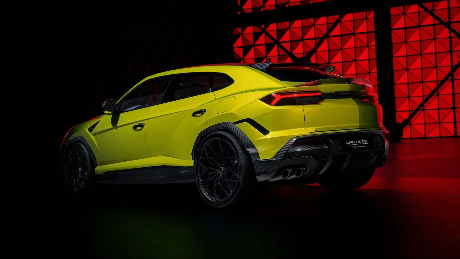 Lamborghini Urus SE Performante rear three-quarter performance view
