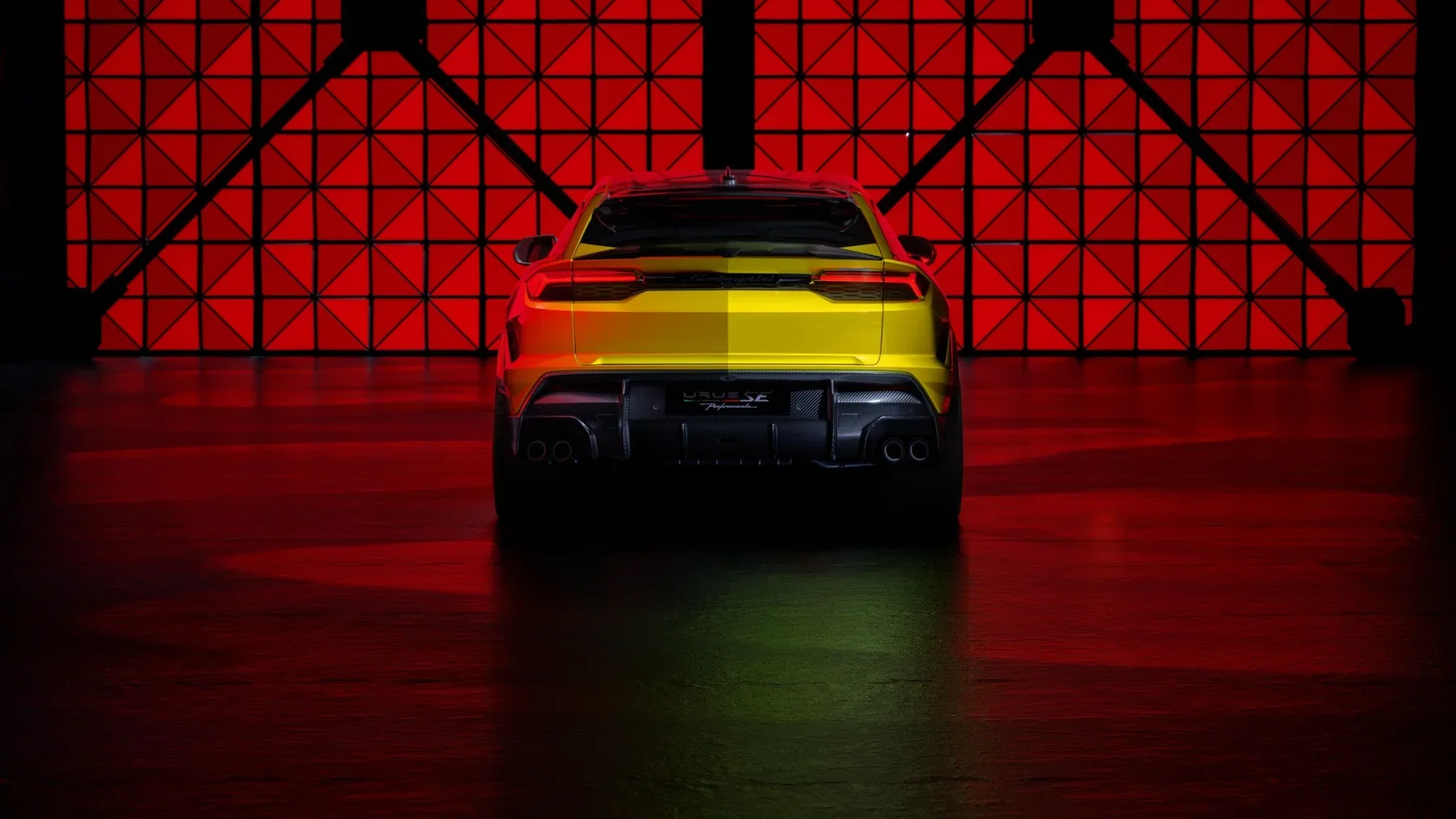 Lamborghini Urus SE Performante rear exterior view