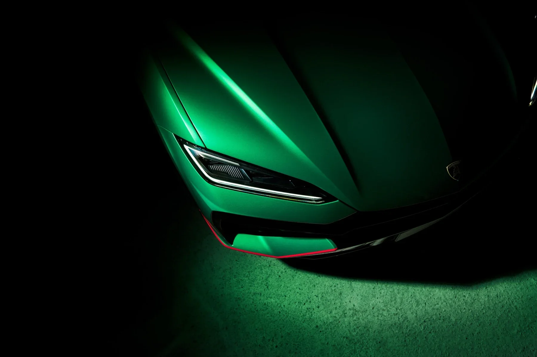 Lamborghini Urus SE Tettonero front headlight and hood detail