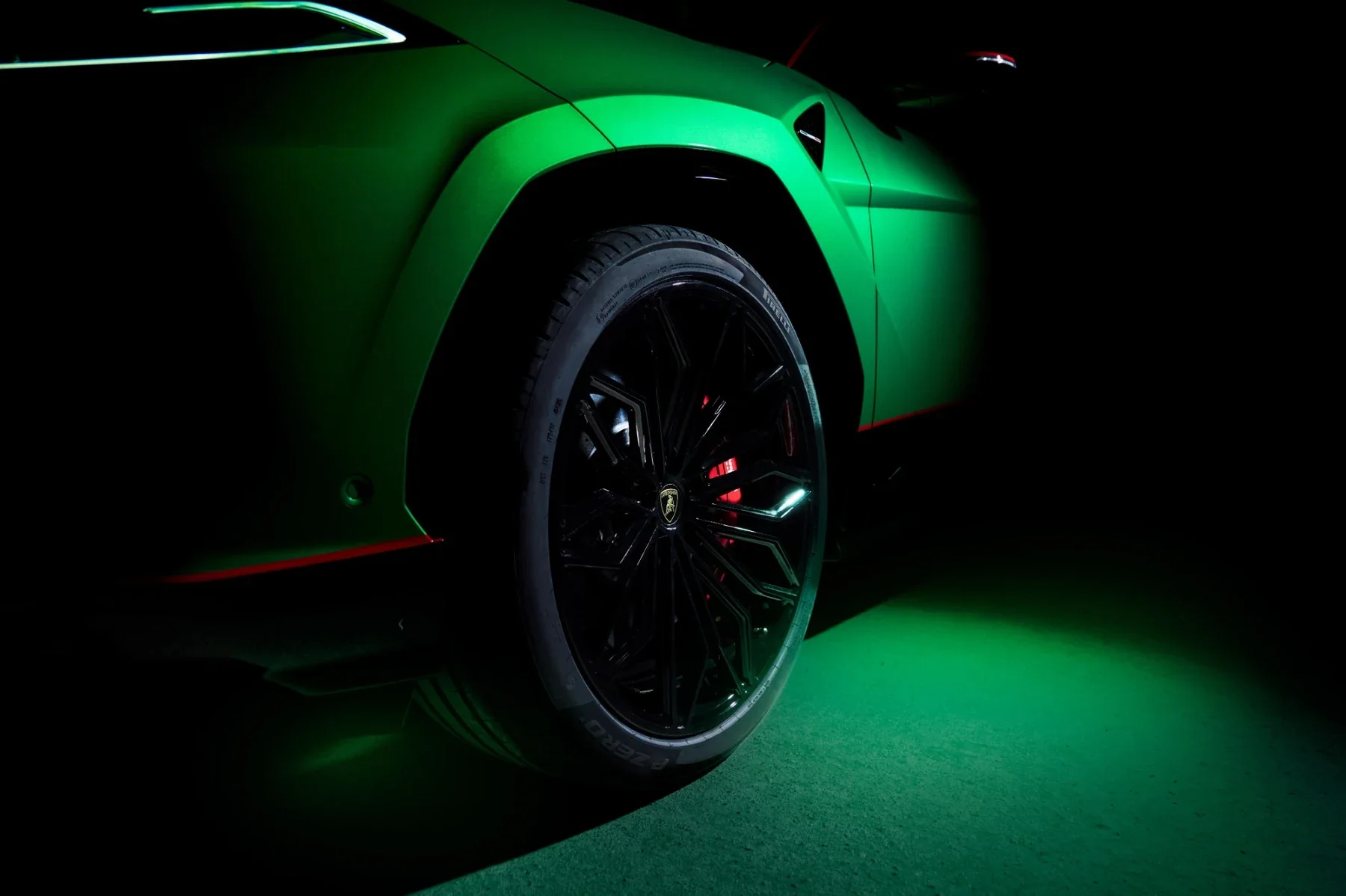 Lamborghini Urus SE Tettonero black front wheel and exterior detail