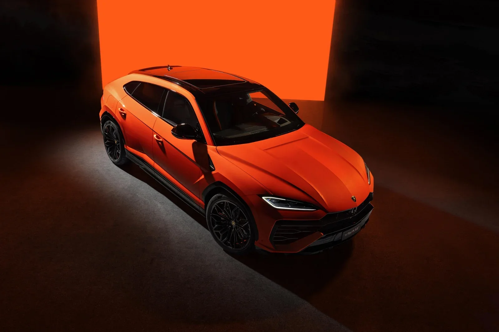 Lamborghini Urus SE aerial front three-quarter exterior view
