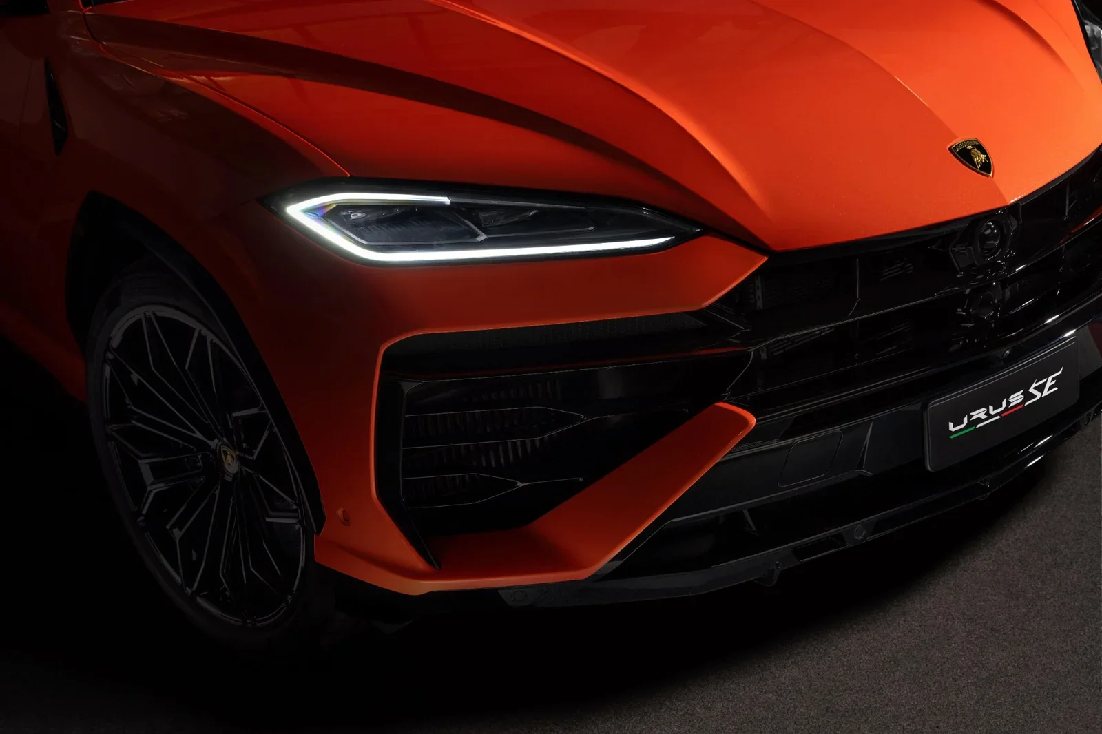 Lamborghini Urus SE aerial front three-quarter view