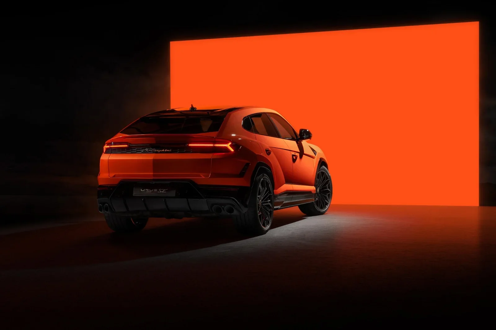Lamborghini Urus SE side profile exterior view
