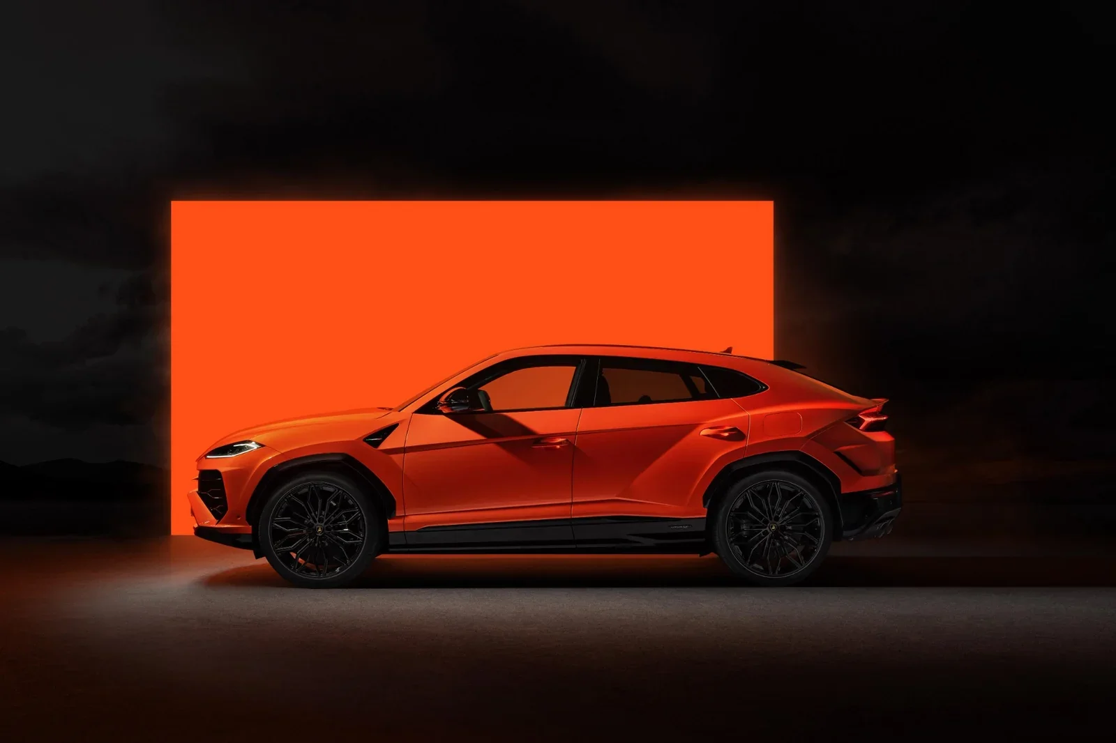 Lamborghini Urus SE Side View